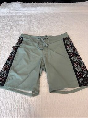 Vans Men’s Sidelines Board Shorts with Black Patterned Side Panels
Size 29